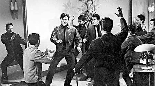 1967年谢贤（左三）主演《英雄本色》，八十年代被吴宇森翻拍。