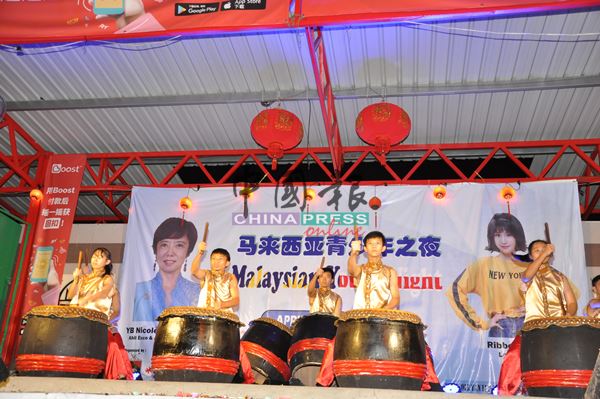 振华中学学生呈献24节令鼓表演。