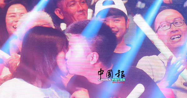 林志炫演唱《你是我左边的风景》时，特别安排kiss cam与现场粉丝互动。