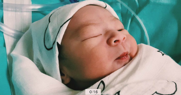 王蓝茵在社交平台上宣布生下儿子小烁。