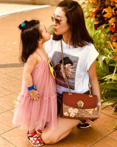 张惠虹笑说女儿长大后，会是跟她分享包包和口红的好朋友。