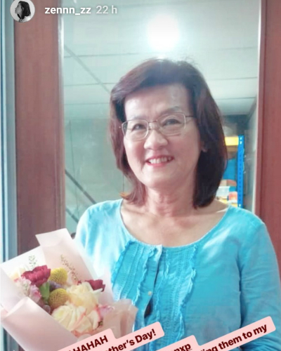Zen俊倩向妈妈送上一束花以表达谢意。
