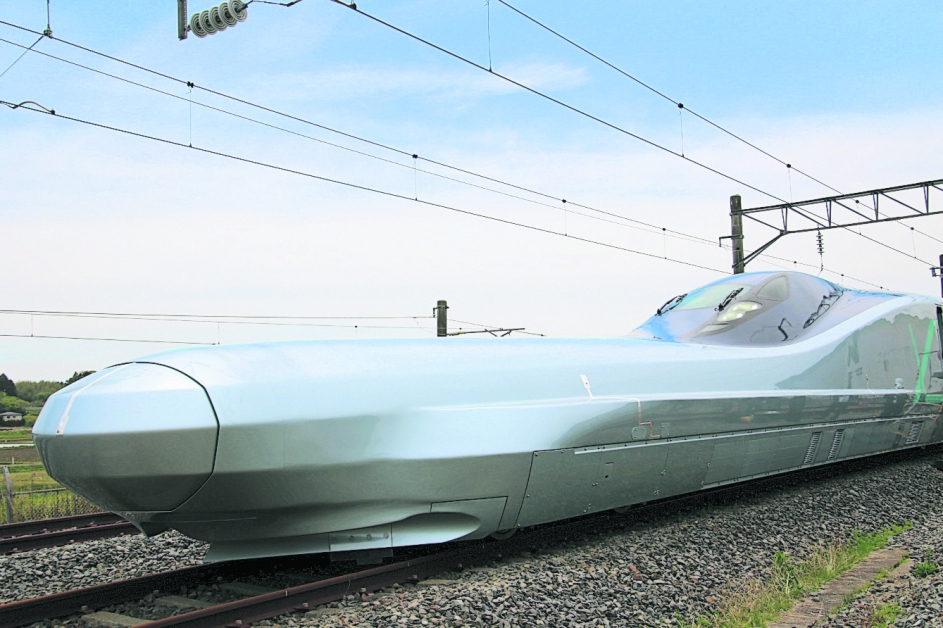 日本新一代新干线ALFA-X试验车，周四在日本宫城县亮相。（欧新社）