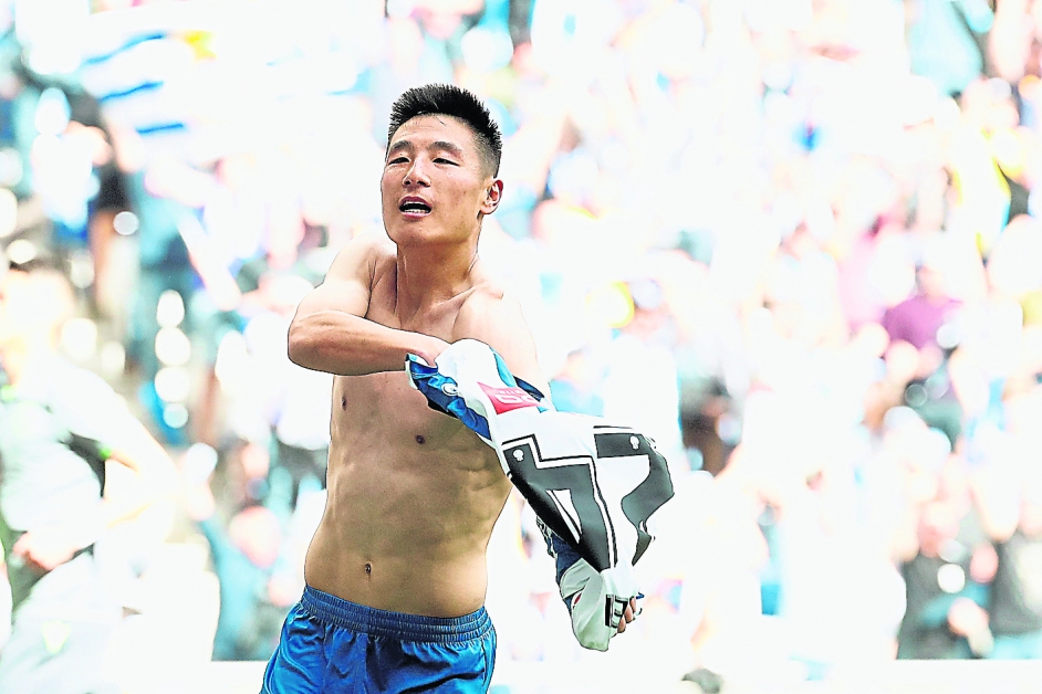 武磊在赛季最后一仗破门后脱衣庆祝。他协助埃斯班诺挫索谢达，获得了欧联杯入选赛参加资格。（欧新社）