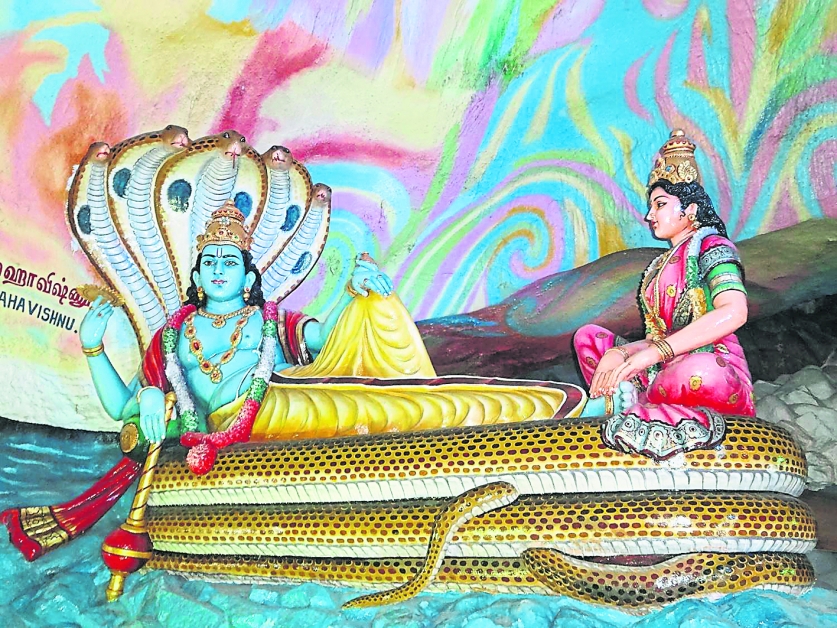 毗湿奴躺在大蛇（Naga）身上，是非常著名的寺庙造型之一。