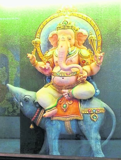 吉隆坡谐街印度庙，象头神骑在它的坐骑老鼠身上。