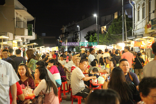 祈安美食街17日在晴朗夜空下开跑，吸引不少民众捧场，现场人潮汹涌。