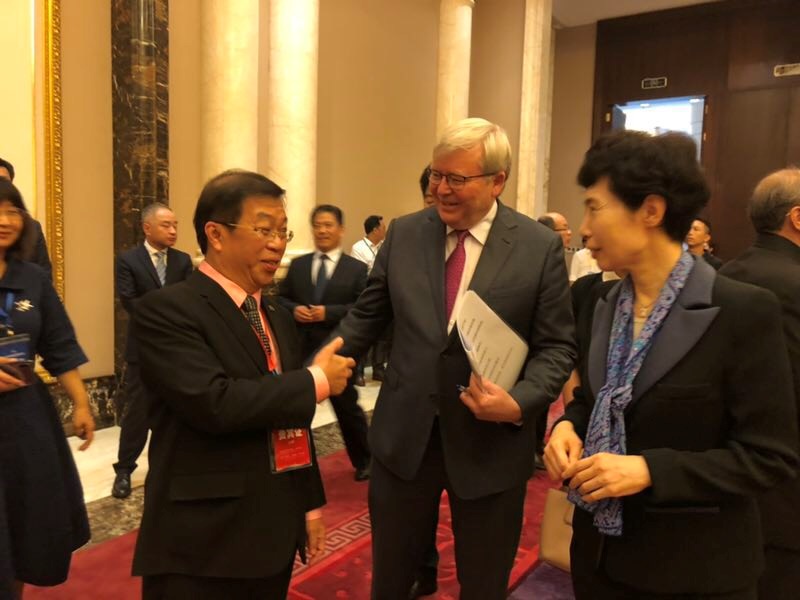 陈国伟（左）与在场者交流，右起为中国贸促会会长高燕和澳洲前总理陆克文。