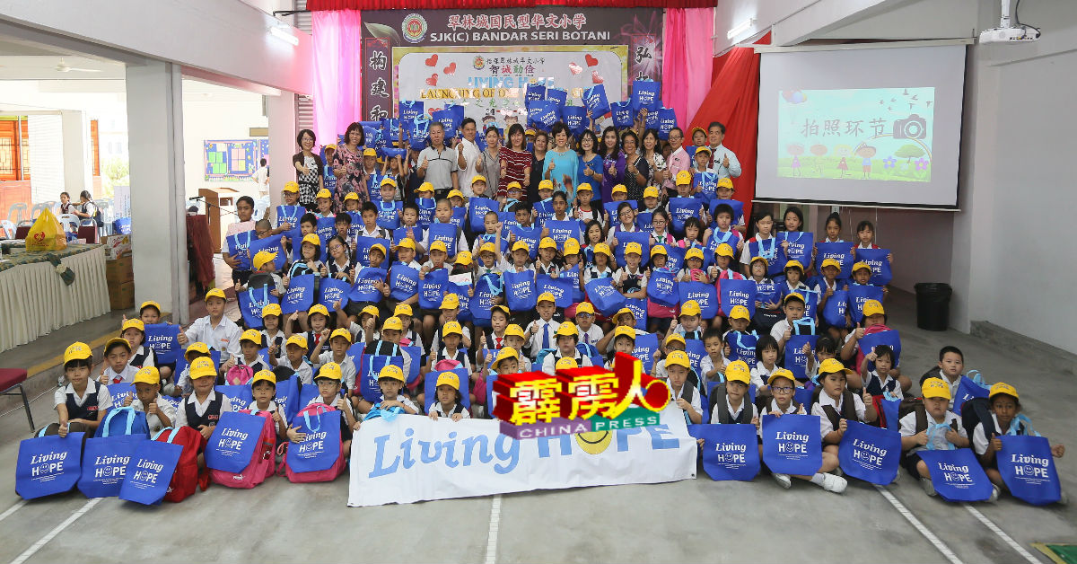 来自霹州8所华小的160名学生，获得生命之光提供一年免费午餐。
