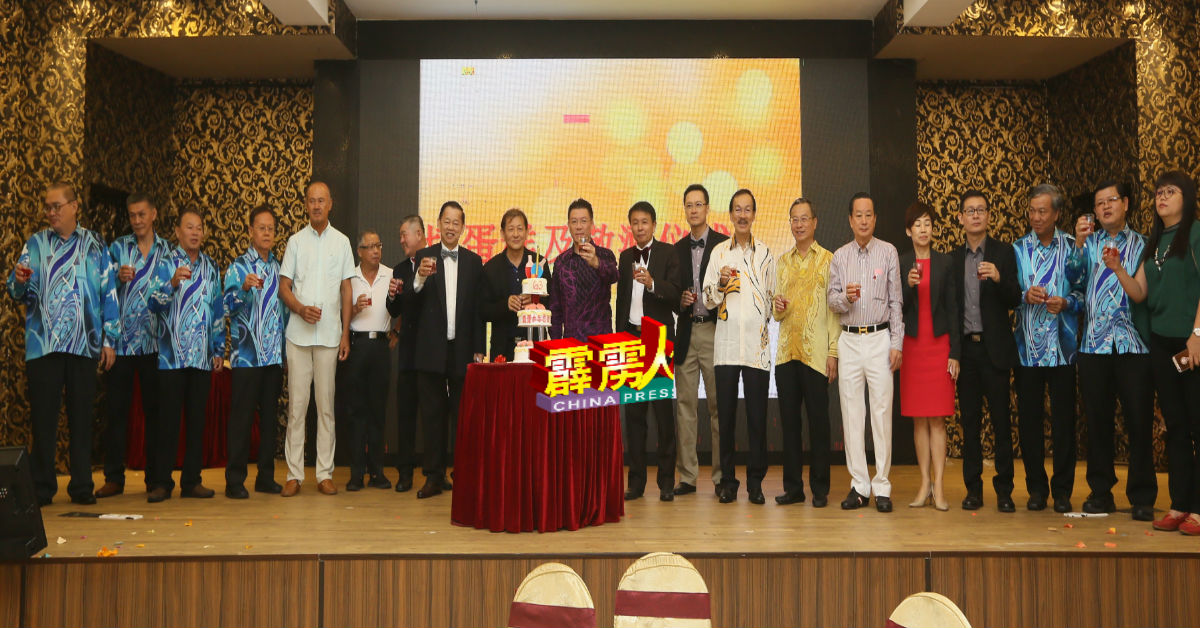陈奕兴（左8起）、叶振华、倪可敏及谭国平，带领全体理事进行敬酒及切蛋糕，欢庆霹雳乒乓总会63週年纪念。