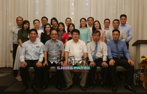 育英学校2019/2020年家协理事成员。坐者左起是林谦典、李传财、杨胜利、黄培仁及郭耘眬。