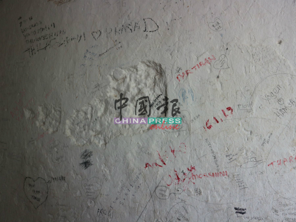 圣保罗教堂内的墙面，留下许多涂鸦，几乎白色的墙面都可看到涂鸦。