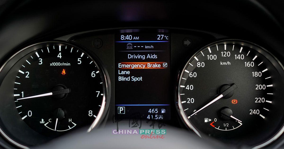 加速和转速表中间的5寸全彩高科技行车辅助显示屏。