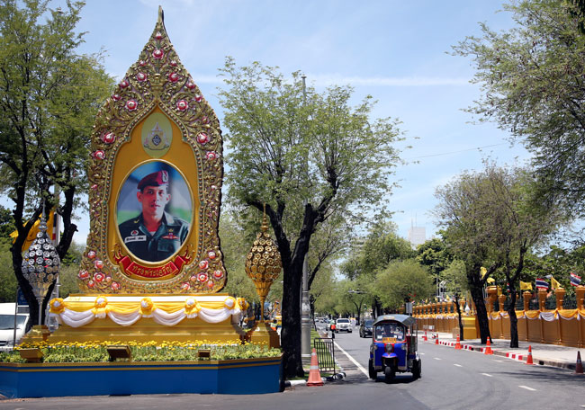 曼谷布置了许多泰王瓦吉拉隆功的巨幅照片。（美联社）
