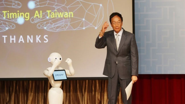 郭台铭日前出席马英九基金会举办的重振台湾竞争力论坛，与机械人互动。