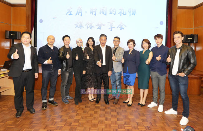 陈辰(中)率一众参与演唱、演出的嘉宾出席分享会;左起为唐瑭、艾沙末、王炳智、玛莎、李佩玲、马全、葛雅媄、高艺、盛天俊和诺依克兰。