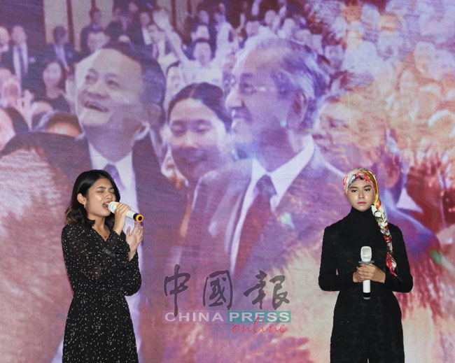 李佩玲(左)和玛莎(右)深情演唱“Sahabat Sejati”。