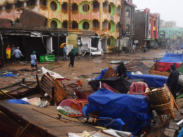 “法尼”一扫而过，印度普里居民社区街上的摊位店面等损坏程度严重，街头一片狼藉，满目疮痍。（法新社）