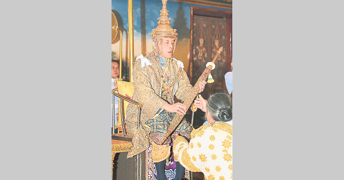 完成圣水仪式后，婆罗门祭司献上平日不轻易亮相的王室圣物给泰王瓦吉拉隆功。（中央社）