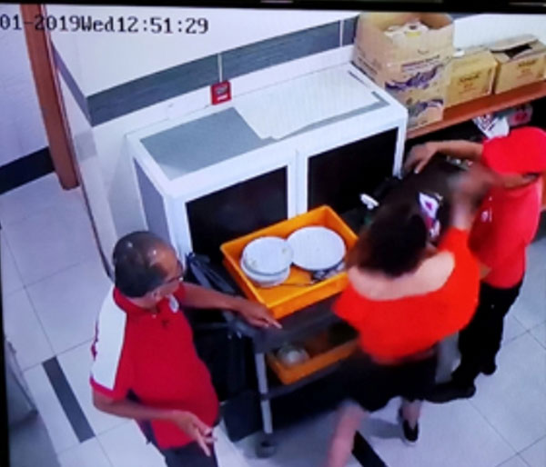 闭路电视拍下女童的母亲（中）掴男员工一巴掌片段。