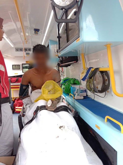 男子被救上岸后，迅速被送往医院治疗，幸好成功保住小命。