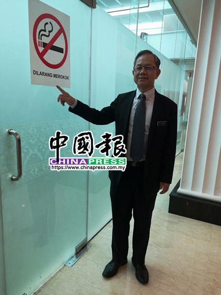 李文才在国会大厦内接受访问，并强调希盟坚持落实对的政策，包括扩大禁烟区措施。