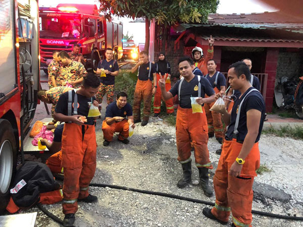 消拯员在完成灭火行动后，因已到了开斋时间，所以直接在灾场用餐。