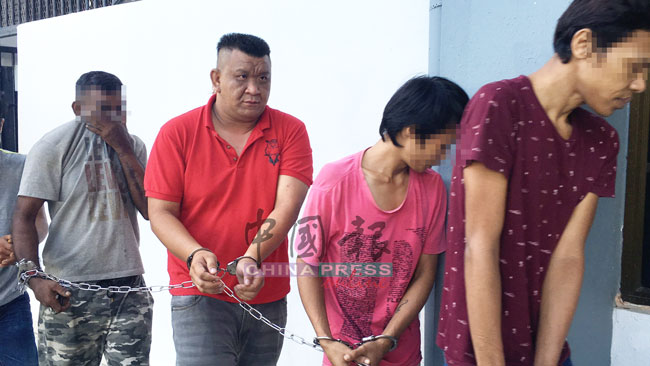 罗国裕（左2）被警方延扣6天，协助调查塑料循环厂遭纵火案。