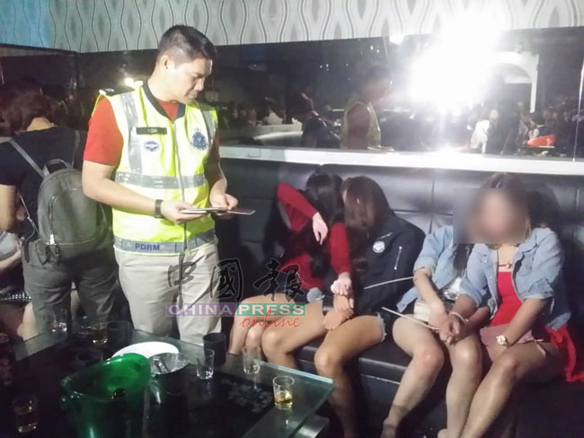 15名外籍女郎及看场被捕后，等候被带返警局深入调查。