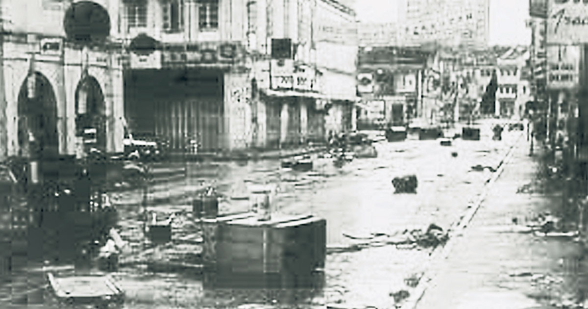 513事件后，吉隆坡的街道因烧车、烧商店等暴力行为而满目疮痍。