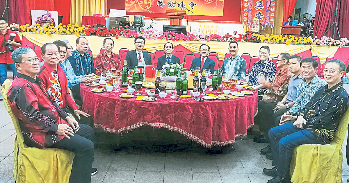 会长李德华（左8）与丹州内外的主要嘉宾合照，左6起为黄博谆、吴金华；右3起为林光生、李玉书、陈亚超、黄保俊和吴智儒。
