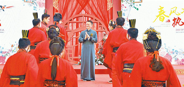 马云周五为公司员工举办集体婚礼。