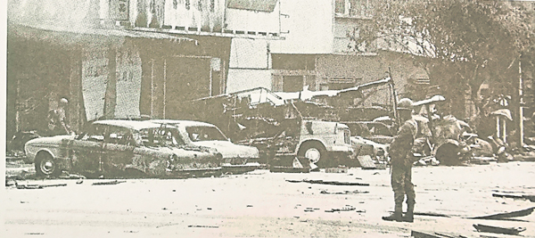 513事件后，被烧毁的汽车被堆放在街道上。