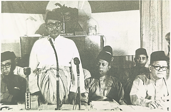 513事件后，东姑阿都拉曼宣布辞职去首相职位。