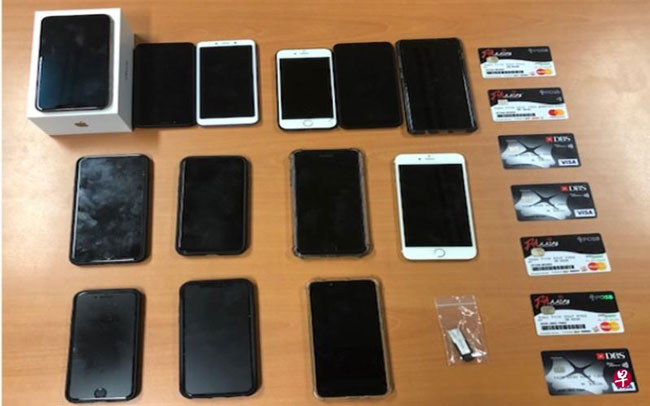 警方起获一批手机、转账卡和一个指状储存器。（新加坡警察部队提供）