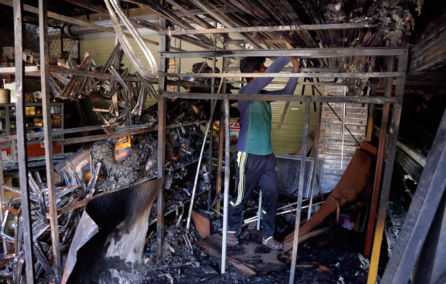 科坦巴皮迪亚市一间商店被纵火，损毁严重。（欧新社）
