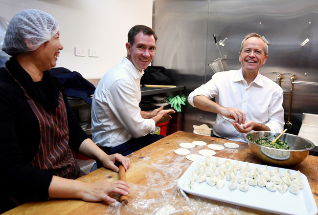 工党领袖比尔肖顿（右）周四访问悉尼一家中餐馆时，亲手包饺子。（美联社）