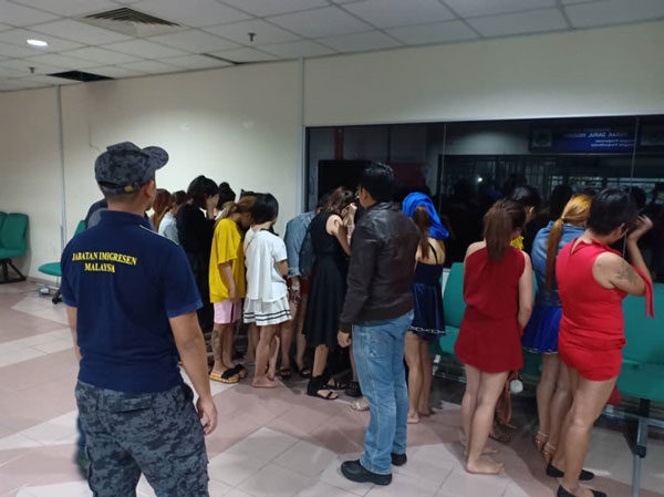 霹州移民局在怡保市市一间娱乐场所逮捕了17名陪座女郎及2名本地男子。