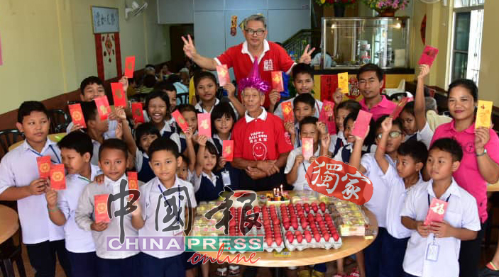 王金华（中）庆祝85岁生日，以广结善缘的方式庆祝，关怀缅甸难民儿童。