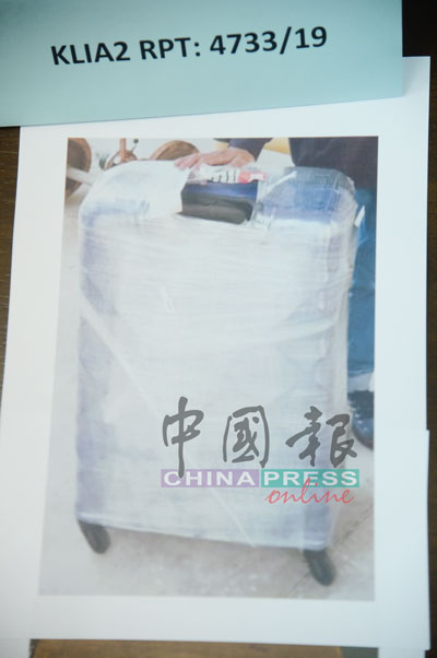 其中一名嫌犯的行李箱暗格处，被搜出1.869公斤的冰毒。
