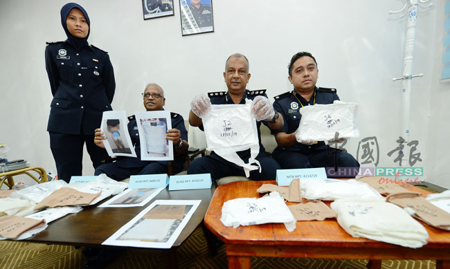 祖基菲里（右2）率领吉隆坡国际机场肃毒组主任那华马尼副警监（左2）和2名查案官，向媒体展示逮捕4名华裔男子后起获的毒品和用具。
