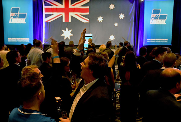 自由党与国家党执政联盟支持者，在悉尼索菲特悉尼温特沃什酒店观看计票结果。（欧新社）