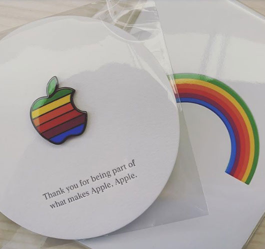 苹果员工收到印有彩虹Logo的胸针，上面写着“感谢你成为塑造苹果的一部分”。