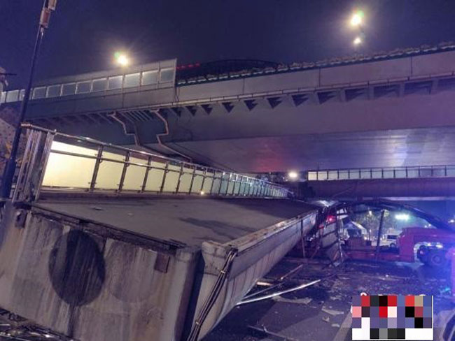 中国杭州市医院前天桥被货车顶撞垮。