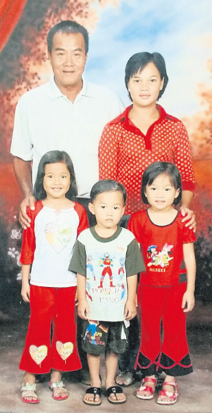 已故蔡昆德同妻子娃蒂在3子女尚年幼时合照；左起为蔡莉莉、蔡建新及蔡莉华。