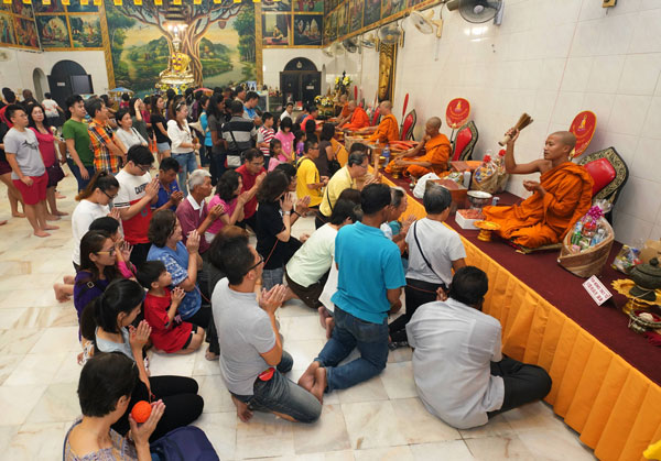 怡保打扪路暹庙在卫塞节，为信徒进行洒净仪式。