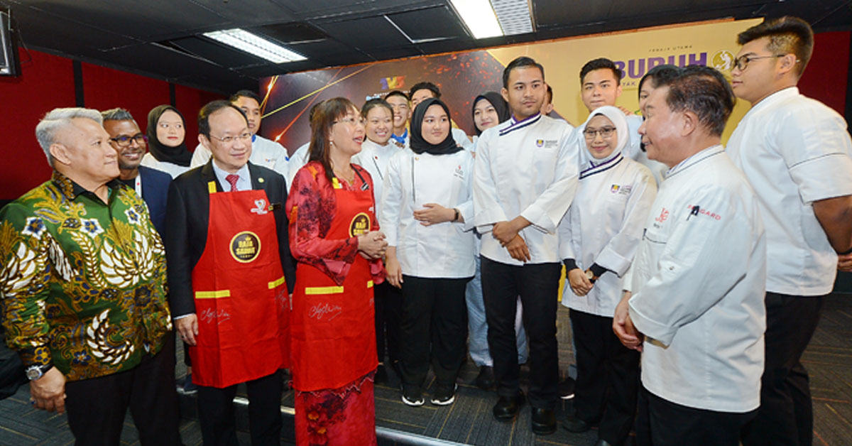 郭素沁（前排左3）向参与烹饪竞赛真人秀《RAJA SAWIT》的选手打气加油；前排左起为旺师傅、西兰保罗和陈耀宗，而前排右为甄文达。