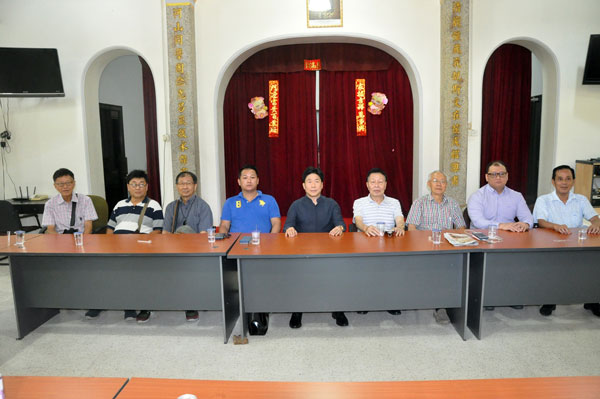 张威如（左5）在众人陪同下召开记者会。左4起为张彦雄、杨清辉。