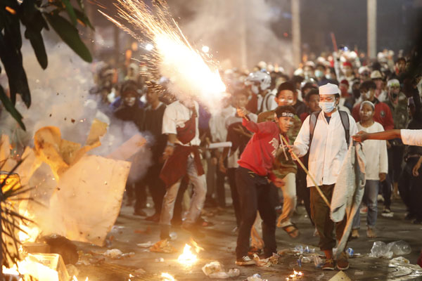 示威群众和军警发生冲突。