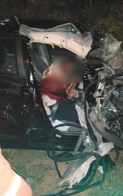 轿车司机重伤夹在司机坐位上，满身是血。（网络照片）